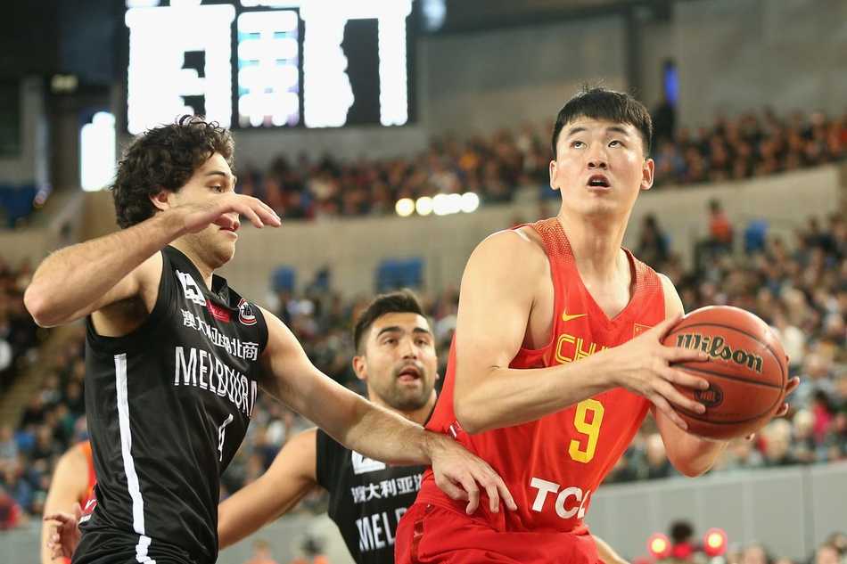 血战墨尔本,中国男篮蓝队加时惜败 内线悍将胡金秋腾空而起,用一记遮天蔽日的封盖试图阻拦对手的上篮,展现了中国男篮禁飞区的威力。