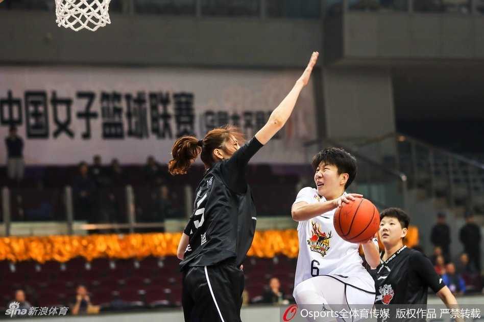 西北德比惊天逆转 陕西女篮客场破疆终取赛季首胜 双方球员在篮下展开激烈的卡位争夺,肌肉的碰撞与紧绷的神经在这一刻交织,空气中弥漫着大战的硝烟味。