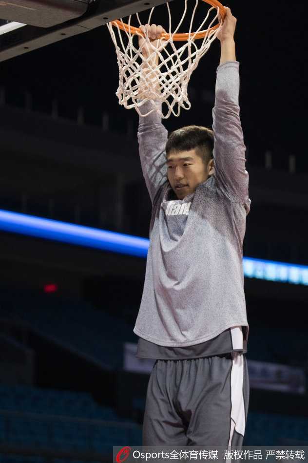 队长吴前在训练中面露坚毅之色，汗水浸湿了他的球衣，他双手抱球置于腰间，仿佛一位思考战术的将军。