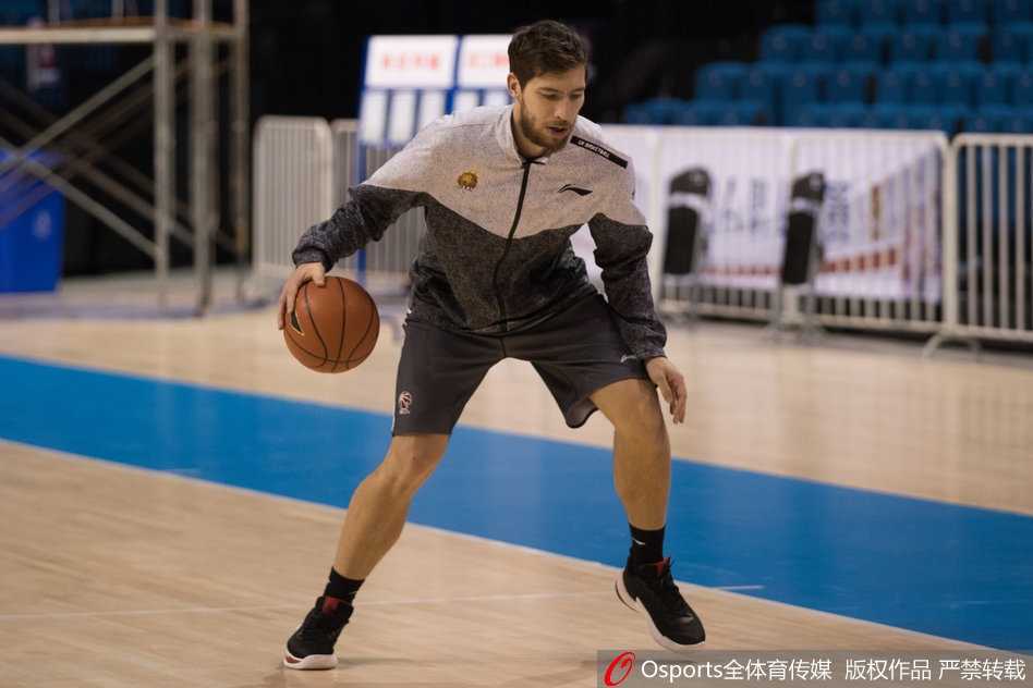 训练结束，全体队员聚拢在中圈，肩搭着肩，在主教练刘维伟的带领下高喊加油，团队凝聚力在这一刻体现得淋漓尽致。