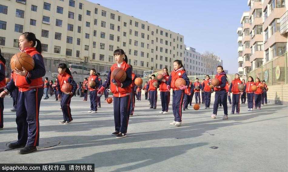 西宁水井巷小学千人篮球操 舞动高原冬日阳光 尽管寒风习习,但孩子们的脸蛋上泛着运动后的红晕,笑容灿烂。这套篮球操让他们在冬日里也能尽情享受运动带来的酣畅淋漓。