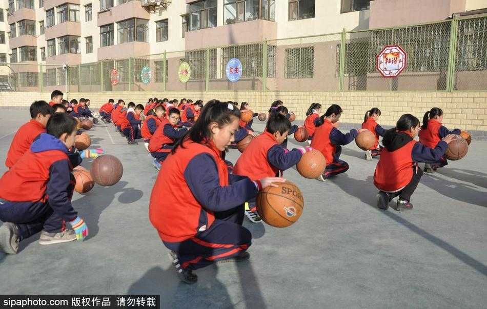 西宁水井巷小学千人篮球操 舞动高原冬日阳光 随着音乐进入高潮,孩子们突然变换队形,由方阵变为环形,篮球在他们手中仿佛汇成了一片律动的海洋,场面蔚为壮观。