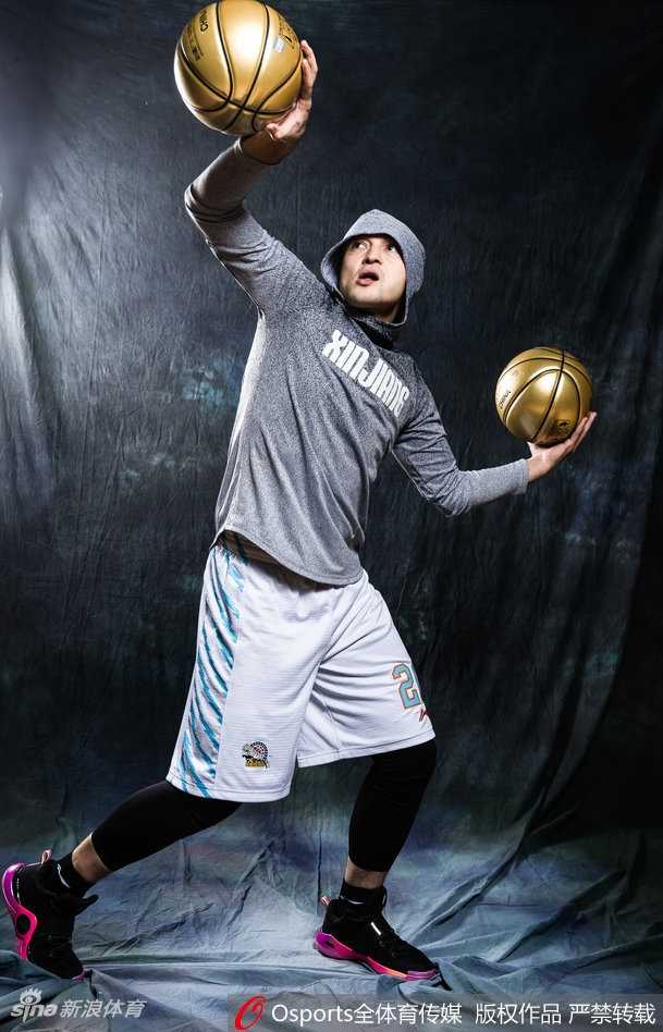 西热力江的嘻哈战袍:新疆后卫的霸气写真与揭幕战传奇 西热力江头戴黑色棒球帽,身穿宽松街头服饰,单手插兜低头沉思,流露出场下冷静而深邃的思考者形象