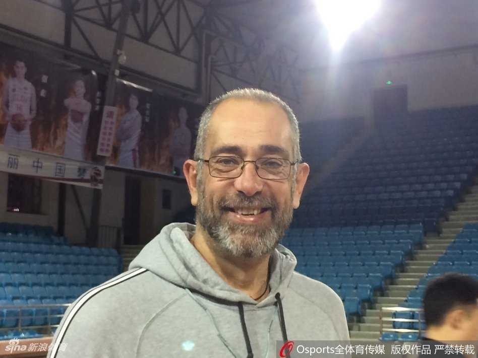 西班牙名帅胡安安东尼奥空降吉林东北虎,欧陆风骨欲塑北境防线 胡安·安东尼奥在长春的训练馆中全神贯注,他的双手正比划着战术手势,向围拢的吉林东北虎队员们强调着防守站位,眼神中透露出欧式教头的严谨与执着。