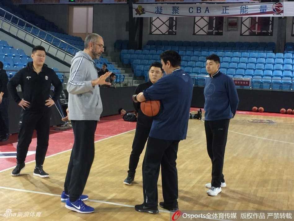 西班牙名帅胡安安东尼奥空降吉林东北虎,欧陆风骨欲塑北境防线 训练场上胡安近距离观察球员技术动作,他微微弯下腰,右手轻轻比划着,耐心地向吉林队员讲解无球跑动的精髓,身旁的球员们聚精会神,仿佛能听到欧洲篮球脉搏跳动的声音。