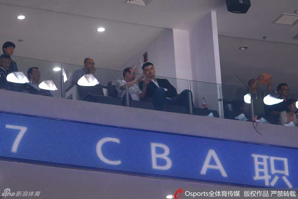 新疆队外援亚当斯在广东队多人围堵下强行突破，他眼神坚毅，犹如一把尖刀直插对手防线，此役他轰下全场最高的37分，是球队逆转的头号功臣。