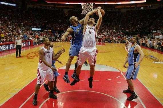 赛后的颁奖仪式上，姚明双手将沉甸甸的CBA总冠军至尊鼎递给新疆队队长，他面带微笑，这座奖杯的交接象征着职业化改革背景下联赛的新篇章。