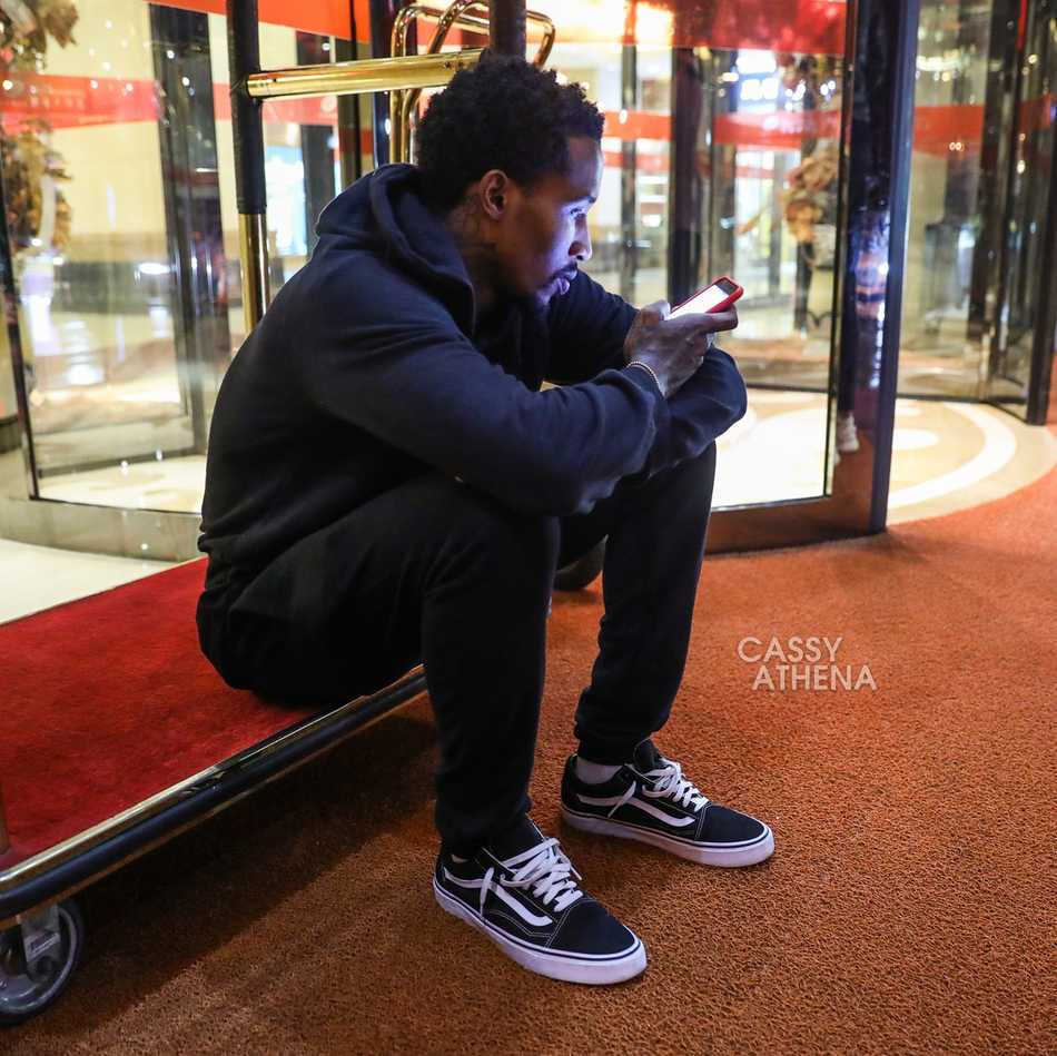 詹宁斯身披山西队战袍，脸上带着初来乍到的好奇与自信，背后的汾酒广告牌预示着一段全新的篮球征程就此开启。