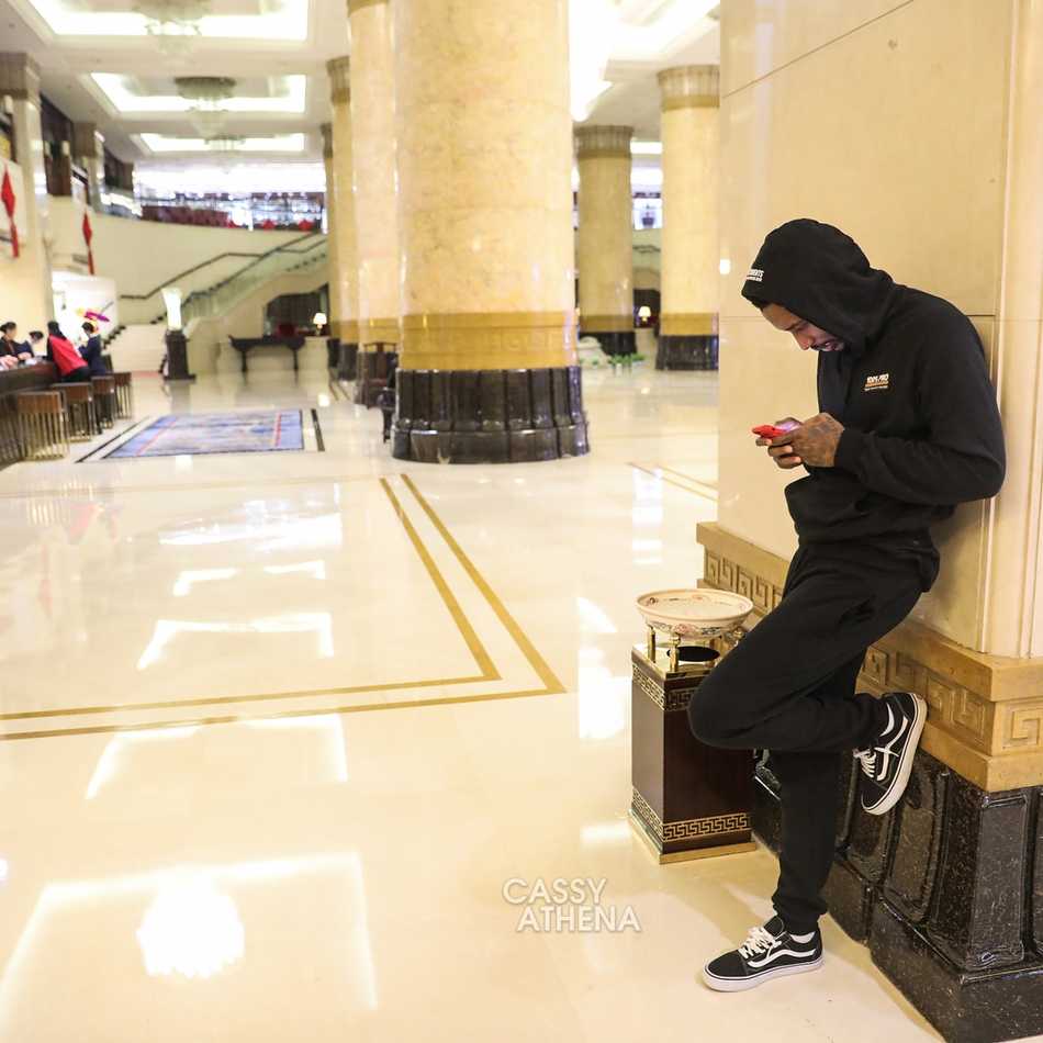 赛场上詹宁斯高高跃起，面对防守球员的封盖强行出手三分，皮球在空中划出一道美妙的弧线，这正是他单节19分时刻的缩影。