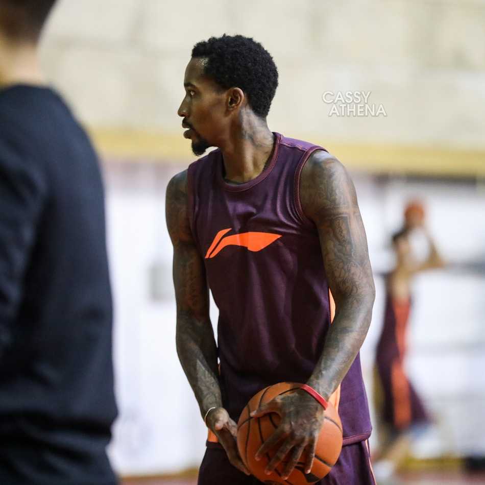 詹宁斯在训练中全神贯注，汗水浸湿了球衣，他娴熟的运球技巧和犀利的眼神，仿佛在告诉所有人那个曾经的NBA天才并未远去。