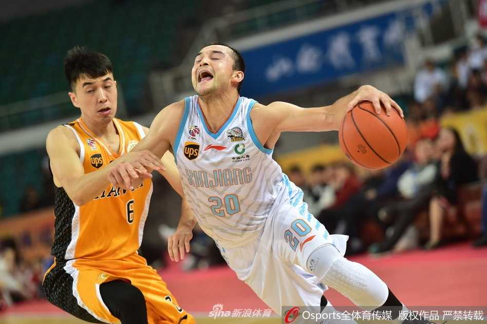 山西外援詹宁斯在新疆队严防死守下依然自信出手，篮球在空中划出一道完美的弧线。
