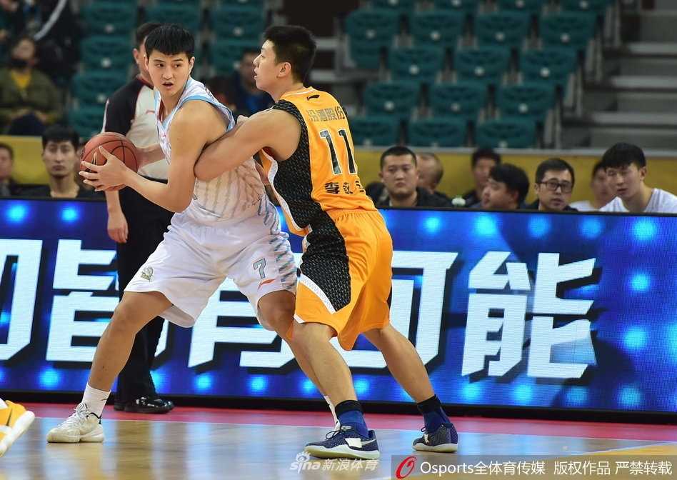 前火箭球星斯科拉用他标志性的梦幻脚步晃开防守，轻松将球放进篮筐，阿根廷灵巧在CBA赛场依旧无解。