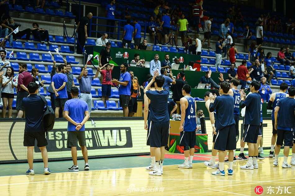 贝鲁特硬仗:韩国末节爆发击退日本,昂首挺进亚洲杯八强 日本队华裔球员张本天杰在底角接到传球,面对韩国队的补防球员,果断起跳出手三分,皮球在空中划出高高的弧线。