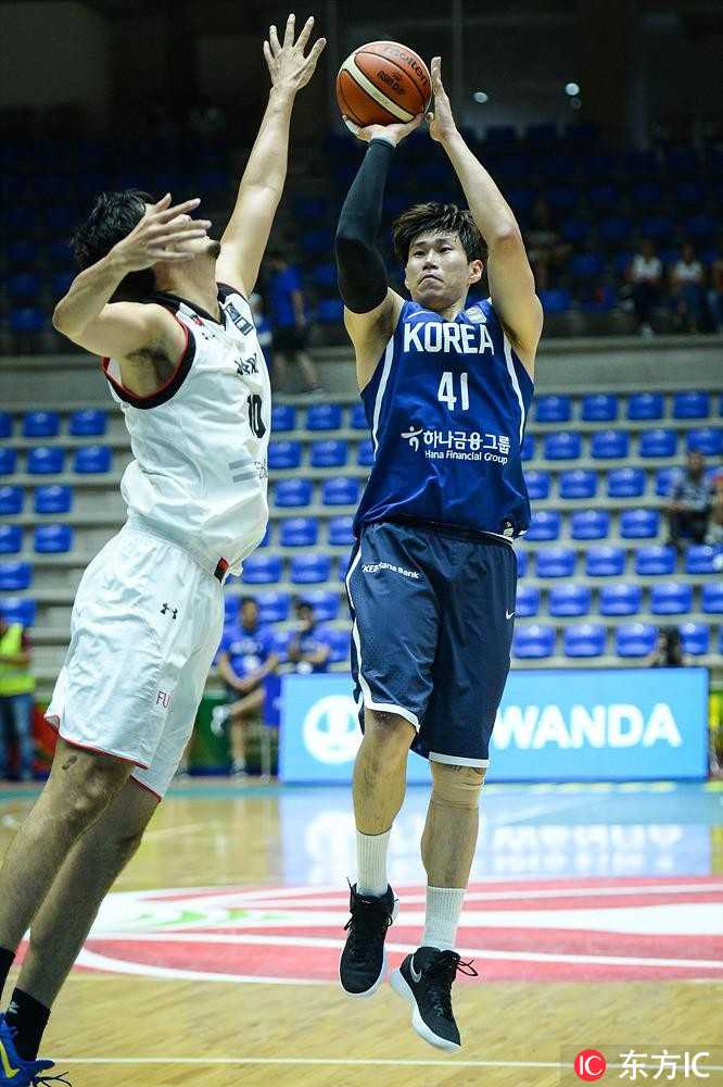 贝鲁特硬仗:韩国末节爆发击退日本,昂首挺进亚洲杯八强 韩国队核心控卫金善亨快速运球穿越中场,他伸出手臂指挥队友落位,眼神中透露出一名老将的冷静与果断。