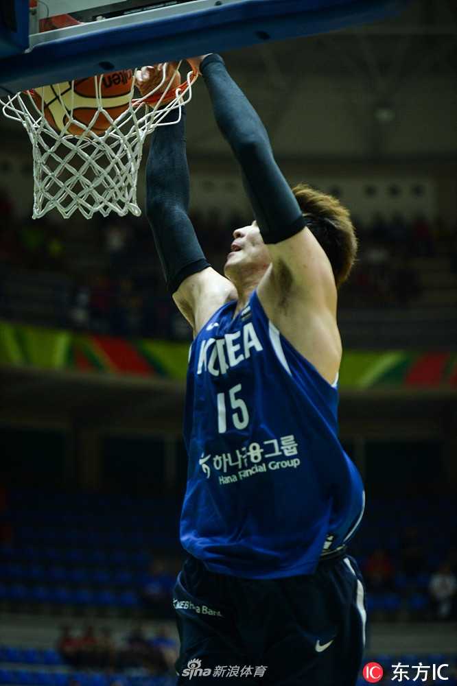 贝鲁特硬仗:韩国末节爆发击退日本,昂首挺进亚洲杯八强 比赛结束后,韩国队球员们围成一圈,握紧拳头高声呐喊庆祝这场来之不易的逆转胜利,汗水映照着场馆的灯光。