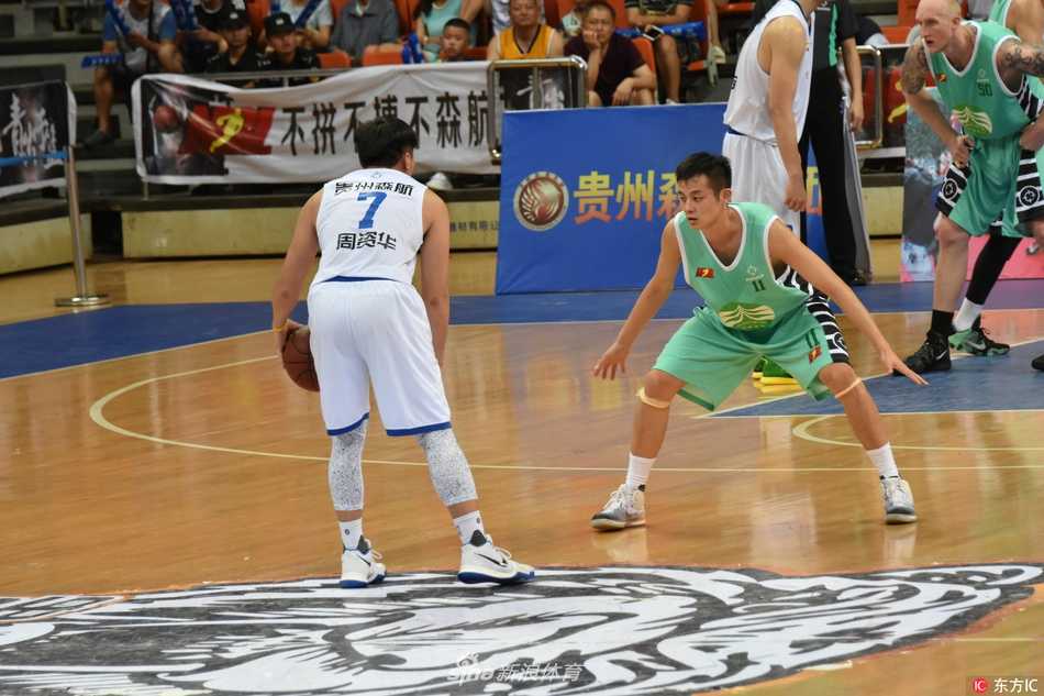 贵州森航主场击退拉萨净土 莱昂斯八记三分独砍五十分 汇川体育中心内灯光璀璨,主场球迷们身着统一助威服,挥舞着充气棒,将看台汇聚成一片欢乐与热情的海洋。