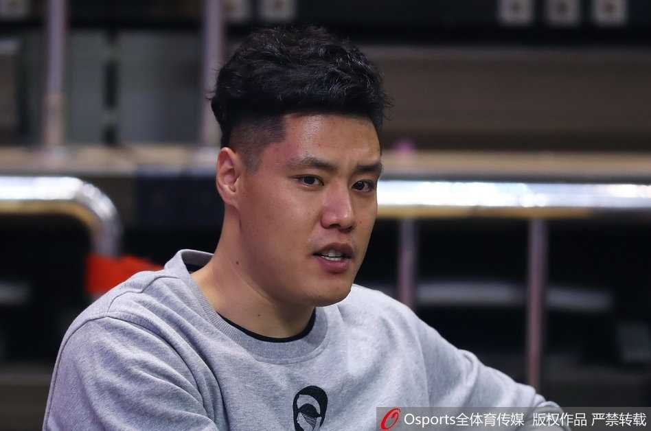 贺天举双手抱在身前，专注地观看场上的激烈争夺