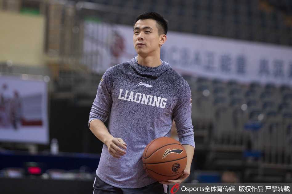 贺天举伤愈归来随队出征 三分神射手瞄准新赛季 贺天举在训练中表情专注,目光如炬,仿佛要将篮筐看穿。