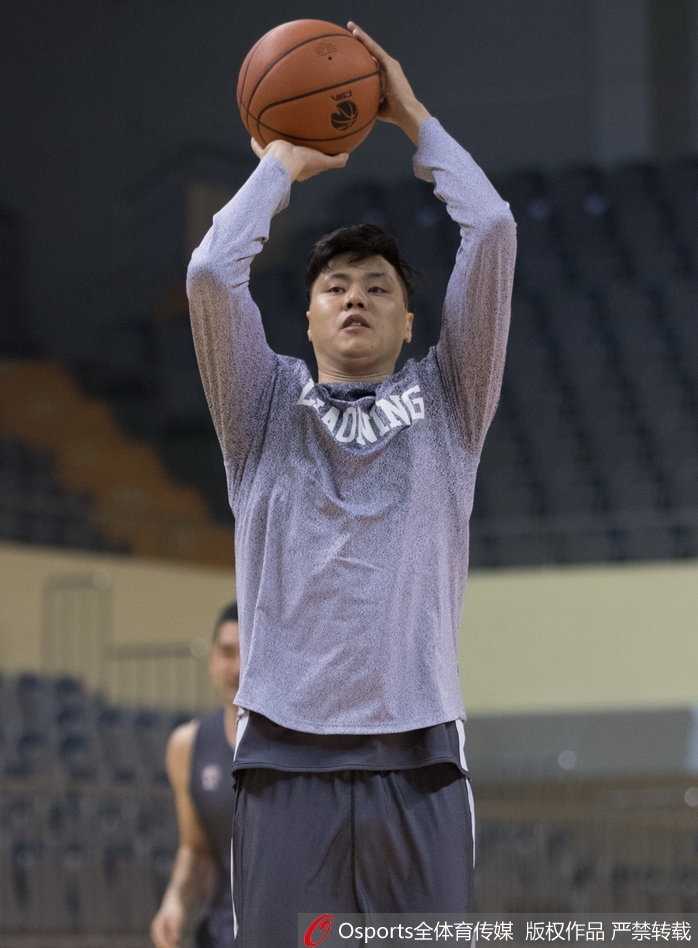 贺天举伤愈归来随队出征 三分神射手瞄准新赛季 贺天举运球突破,动作舒展,昔日神射手的风采依旧。