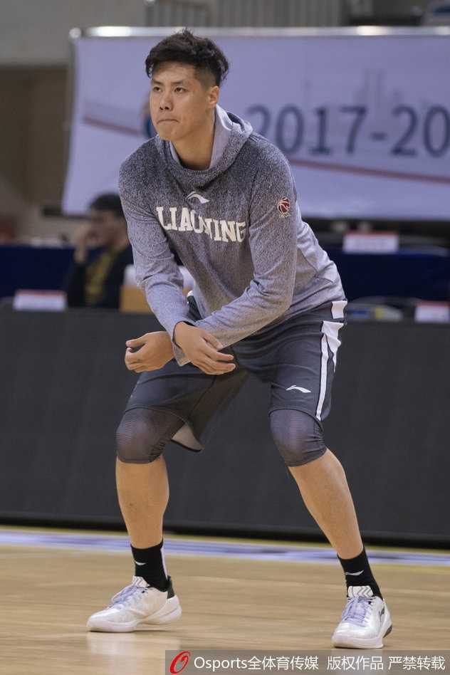 贺天举伤愈归来随队出征 三分神射手瞄准新赛季 贺天举手感柔和,正在进行三分投篮练习,篮球在空中划过一道优美的弧线。