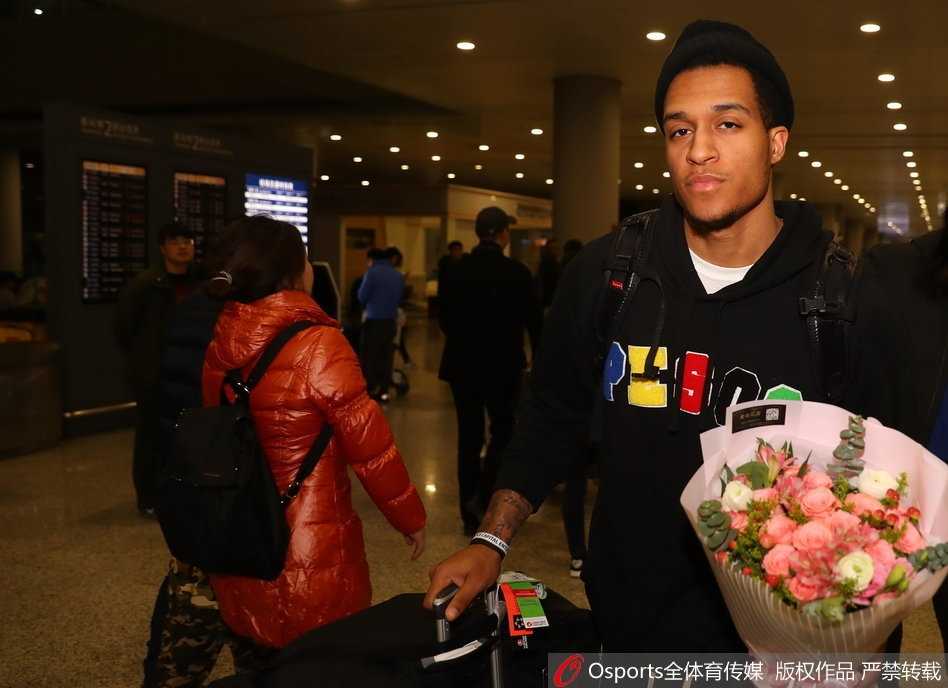 贾巴里·布朗火线驰援,江苏肯帝亚 historic 双杀广东 身穿便装的贾巴里·布朗抵达机场,他面带微笑推着行李,眼神中透露出对新旅程的期待与一丝旅途的疲惫。