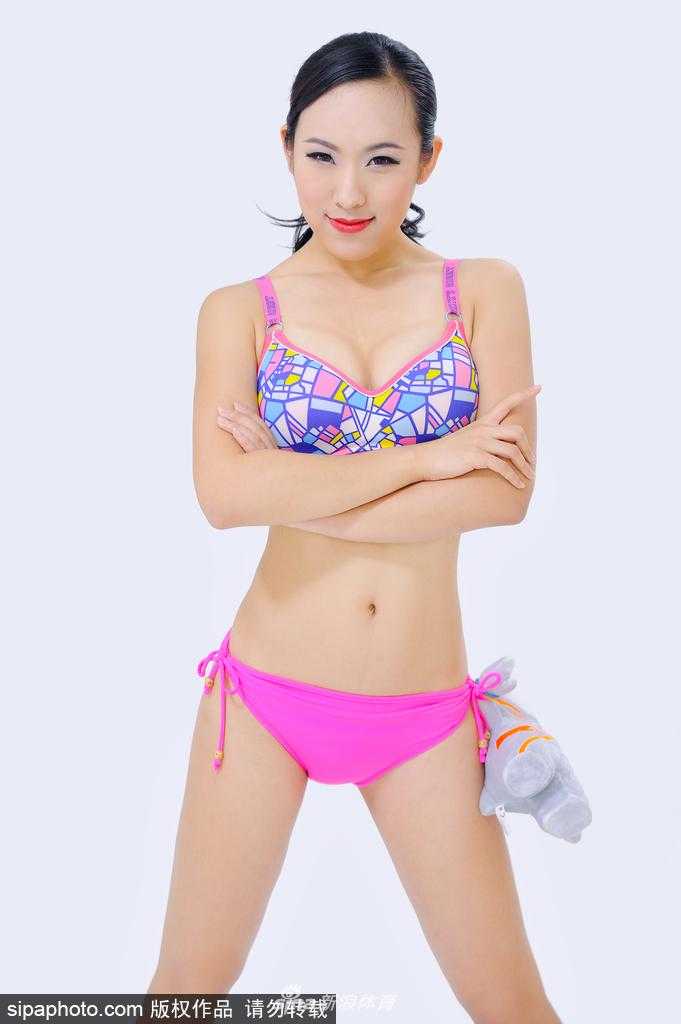 在聚光灯下，篮球宝贝孙峥手执鲜艳的五星红旗，眼神坚定而自豪，她不仅是赛场上的一道风景，更是用热情为国助威的青春使者。