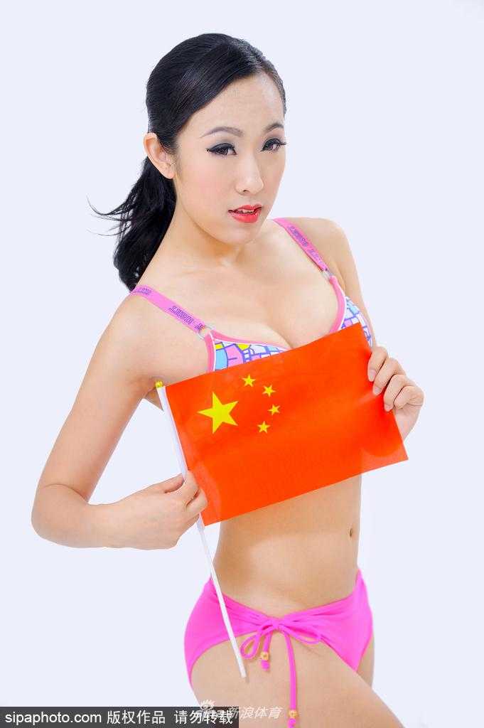 孙峥将国旗紧紧贴在胸口，这一瞬凝聚了千言万语。她曼妙的身姿与庄严的国旗交相辉映，展现出当代中国女性健康、自信且充满爱国热情的崭新面貌。