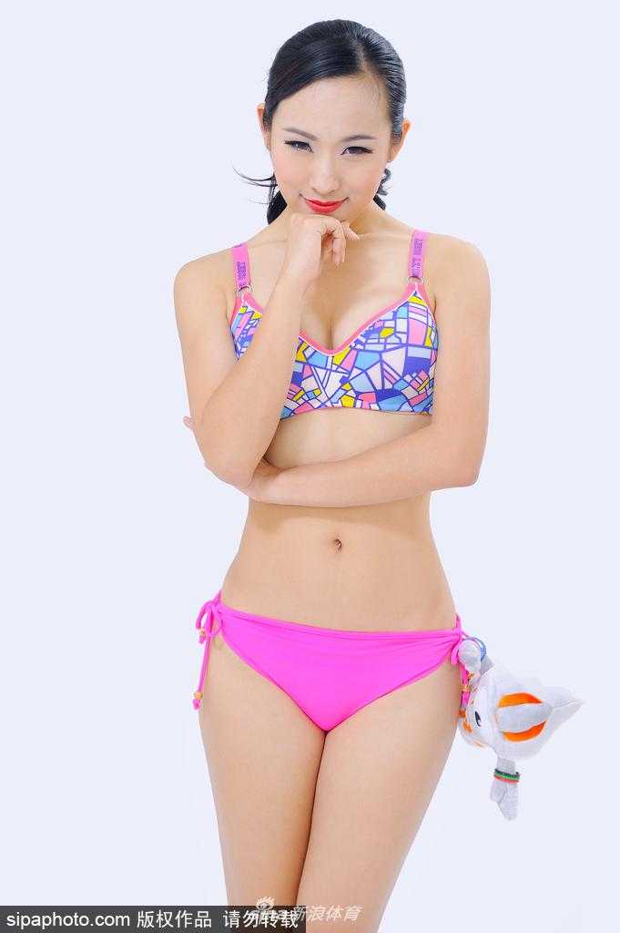 赛场上的孙峥如同耀眼的明星，她的笑容极具感染力。在聚光灯的照耀下，健康的肤色和自信的神采，诠释了新时代篮球宝贝不仅是美丽的陪衬，更是赛场文化不可或缺的一部分。