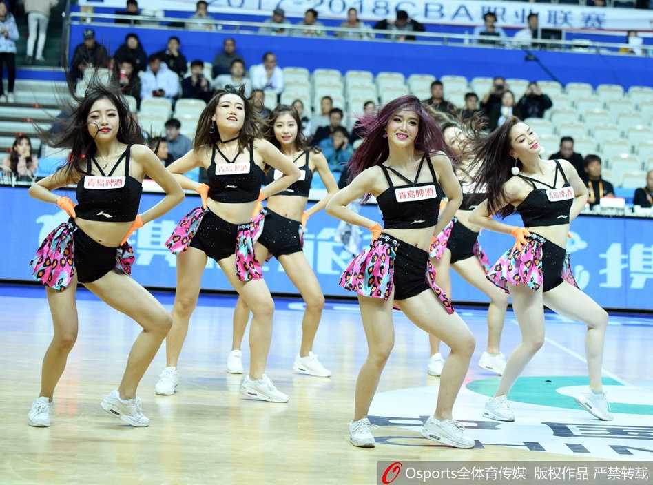 全场灯光聚焦在篮球宝贝身上，她们手持花球围成半圆，中间领舞者笑容灿烂，动感瞬间被镜头定格，现场气氛燃至顶点