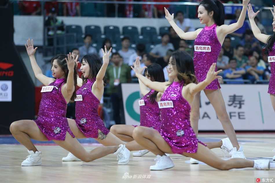 赛场上的炫舞精灵:回顾一七赛季啦啦宝贝的激情瞬间 身着亮黄色短裙的啦啦宝贝们,随着动感节拍跃动出场,她们整齐划一的动作和灿烂的笑容,瞬间成为赛场的焦点。