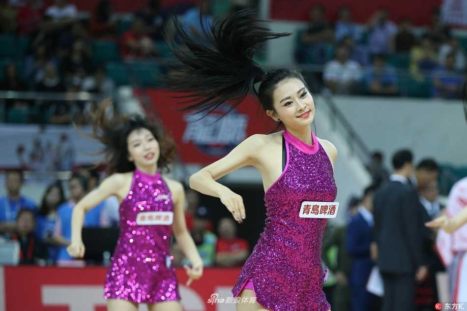 赛场上的炫舞精灵:回顾一七赛季啦啦宝贝的激情瞬间 镜头捕捉到一位宝贝热力四射的瞬间,飞扬的发丝与专注的眼神,将青春的无限活力与对舞蹈的全情投入展现得淋漓尽致。