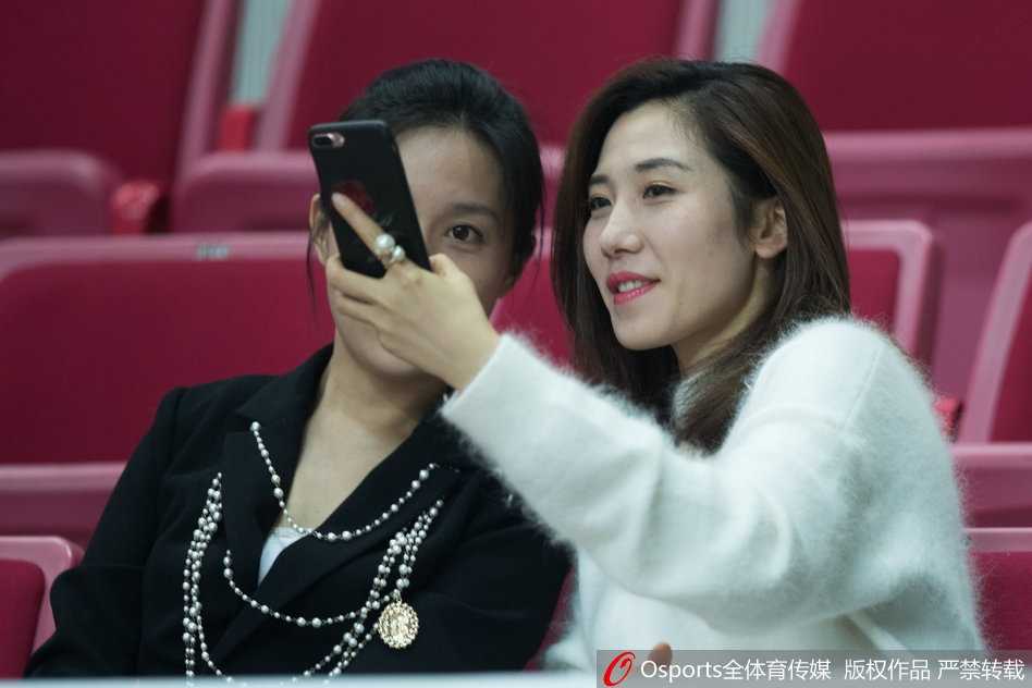 赛场倩影:CBA联赛中的美丽风景线 这位女球迷身穿简约的休闲装,正与身边的同伴交流着场上的形势,嘴角带着一丝自信的微笑,仿佛早已看穿了接下来的战术。