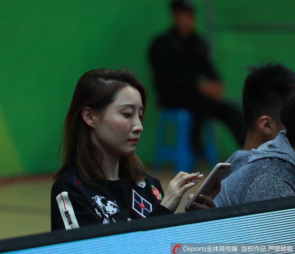 赛场倩影:CBA联赛中的美丽风景线 赛后,这位美女球迷的脸上洋溢着满足的笑容,眼神中仍带着对刚才精彩比赛的意犹未尽。