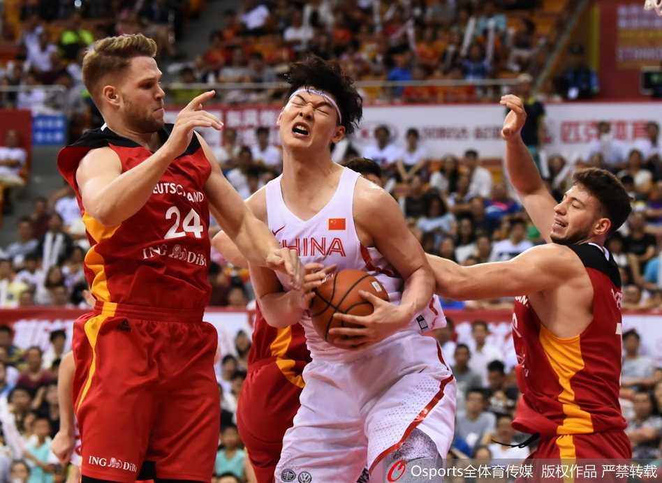 王哲林在篮下强攻得手后，握拳怒吼，脸上挂满汗水，眼中燃烧着对胜利的渴望。