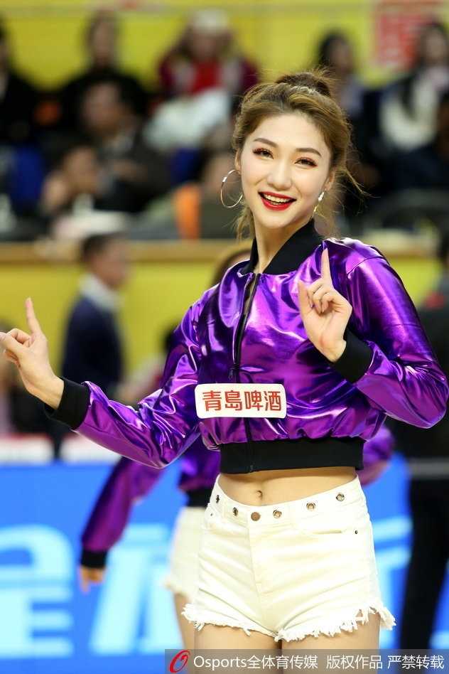 赛场光影诗人:Osports全体育传媒镜头下的热血瞬间 球员倒地拼抢的瞬间,草屑与泥土飞溅,镜头近距离捕捉到了竞技体育最原始、最狂野的对抗之美。