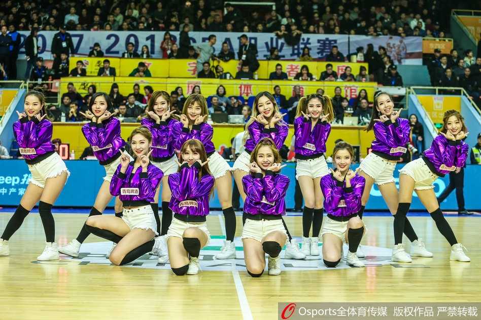 赛场光影诗人:Osports全体育传媒镜头下的热血瞬间 足球划过一道弧线直奔球门,守门员飞身扑救的身影与看台上沸腾的人浪,共同构成了这个决定胜负的紧张时刻。