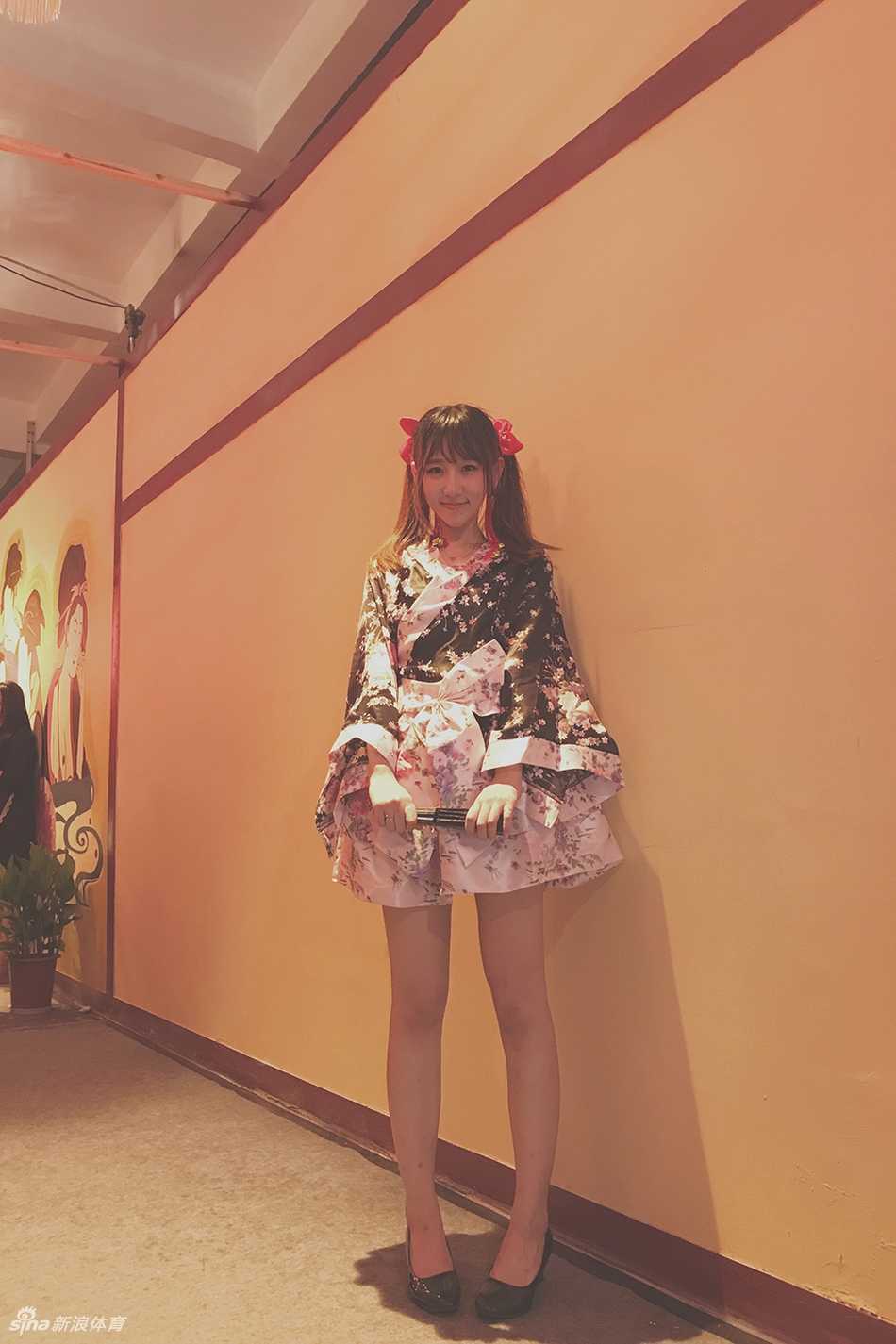 镜头特写下的小娜，甜美的面容上带着专注的神情，展现出啦啦队宝贝的专业与敬业