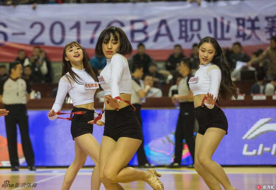 特写一位拉拉宝贝手持花球，眼神自信而清澈，嘴角上扬露出甜美微笑，洋溢着青春特有的朝气。