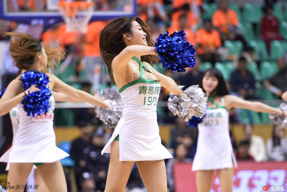 DJ台前的美女专注调整旋钮，身后大屏幕光影交错，现场气氛在她指尖的旋律中不断升温。