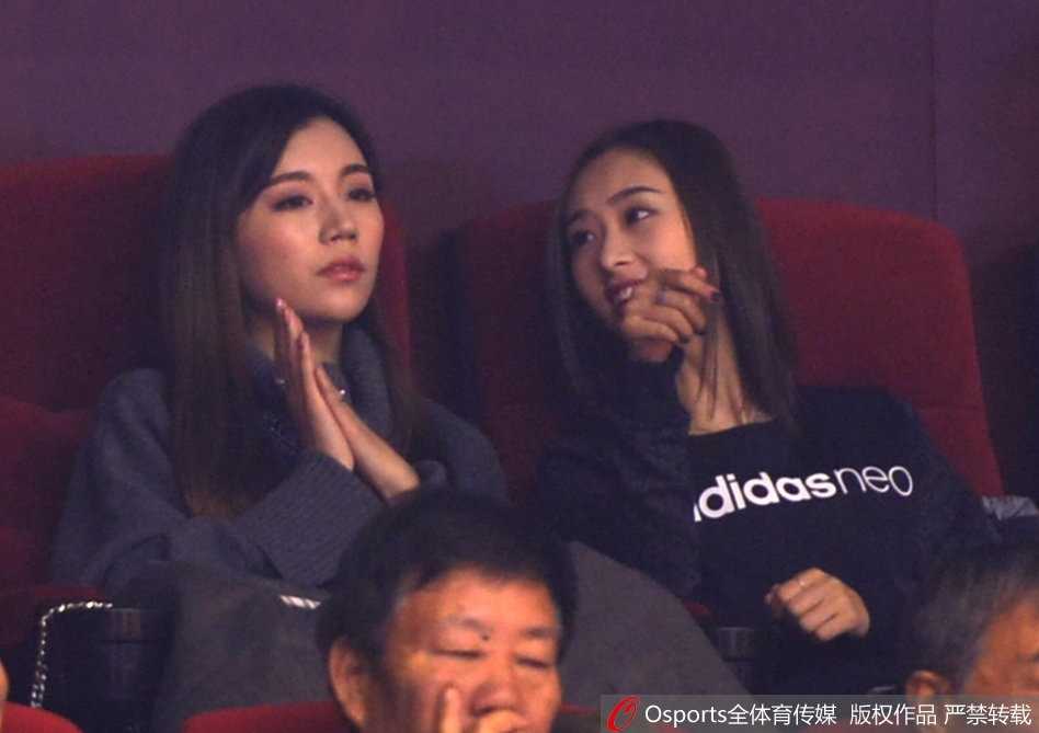 在山东队掀起进攻狂潮的间隙，她轻轻托腮，目光依然锁定在远方那个熟悉的身影上，即便周围欢呼声雷动，她的世界里仿佛只剩一片宁静。