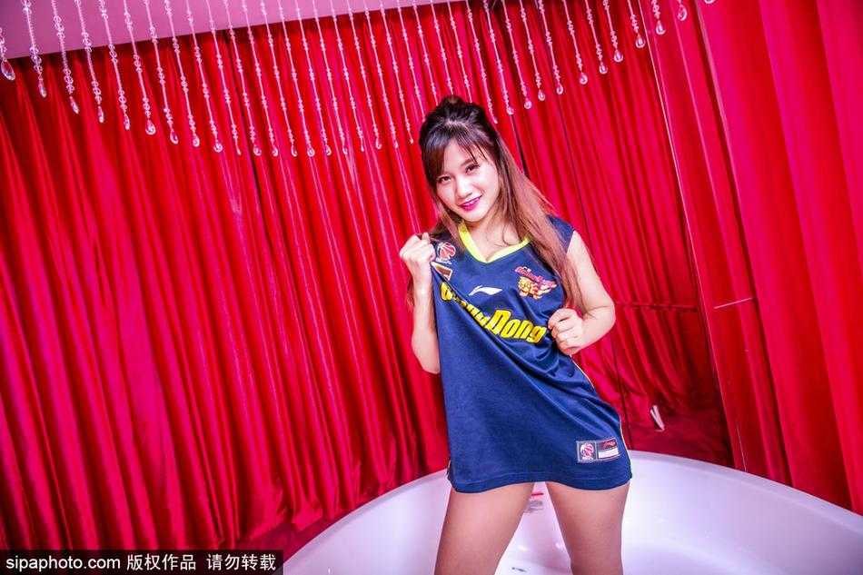 镜头前的她身姿挺拔，修身的运动装勾勒出健康的曲线，眼神中充满了自信与活力，仿佛在说，赛场就是她们最好的舞台。