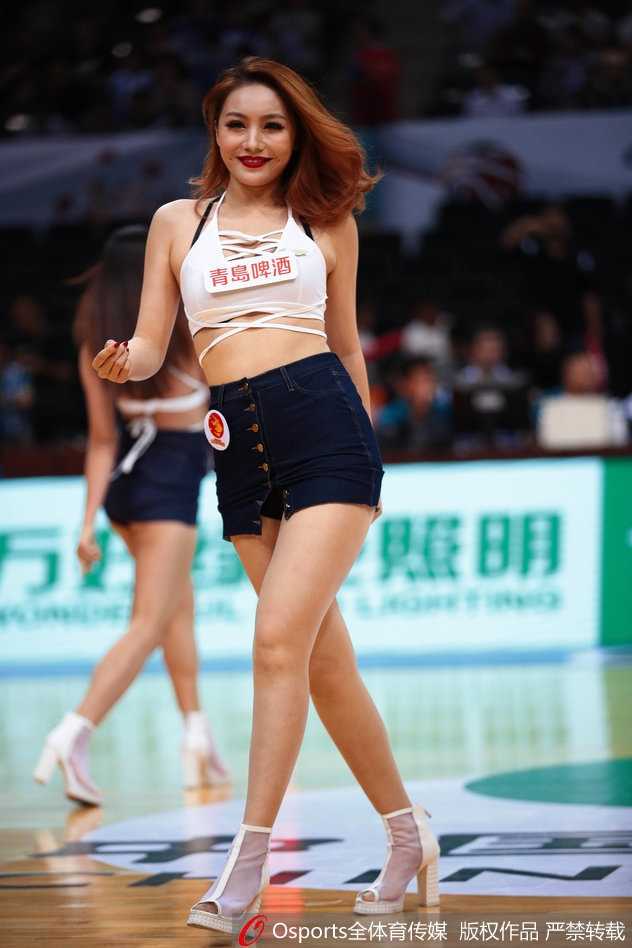 手持闪耀花球的她侧身而立，精致的妆容与专注的神情，仿佛在这一刻，整个赛场都因她的存在而变得更加绚烂。