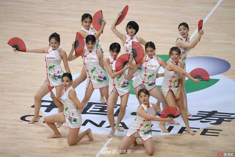 在更衣室的简易化妆台前，几名队员挤在镜子前补妆，虽然空间狭小，但她们脸上依然洋溢着青春欢快的笑容，空气中弥漫着友爱的气息。