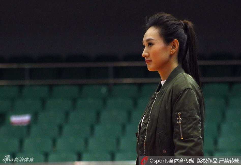 专注的目光紧随着攻防转换，她手持麦克风，仿佛要将球场上的硝烟与激情第一时间传递给场外的每一位观众。