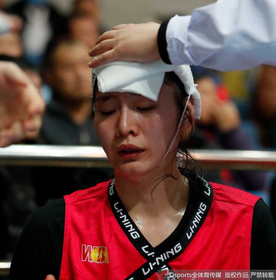 赛场铁血玫瑰:山西女篮郭子瑄头部重创血流满面仍昂首离场 山西队前锋郭子瑄在拼抢中遭遇重创,瞬间血流如注,白色球衣上沾染了斑驳血迹,场面令人揪心。