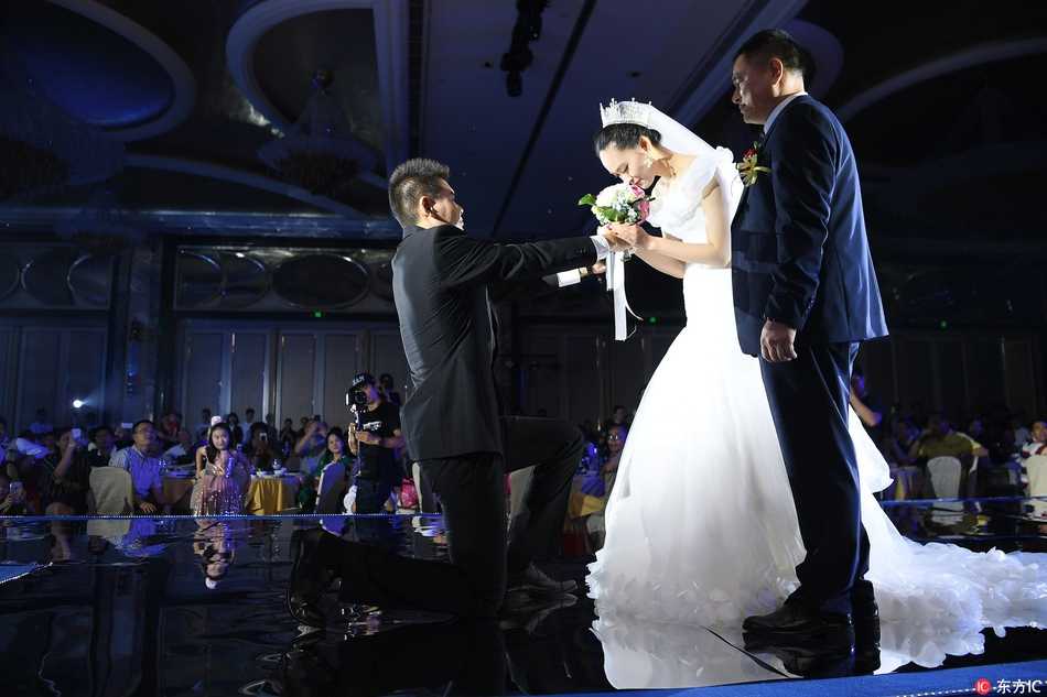 赵大鹏桐庐大婚,广厦众将齐聚送篮球祝福 新娘脸上洋溢着幸福的笑容,手中没有捧花而是一颗篮球,展现出独特的篮球浪漫