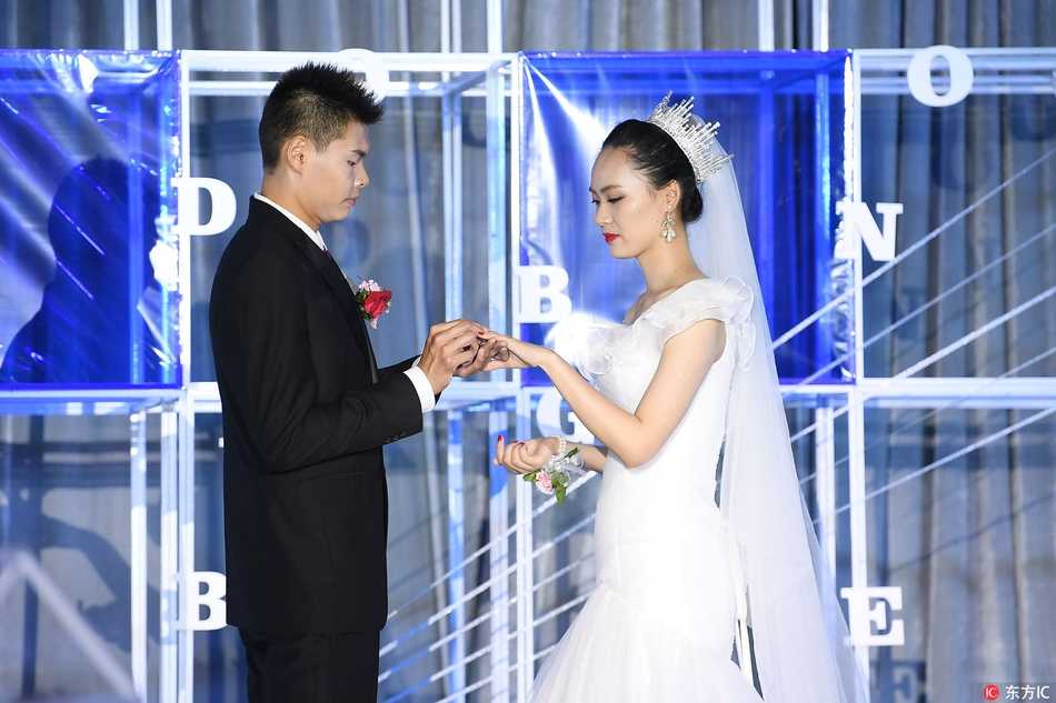 赵大鹏桐庐大婚,广厦众将齐聚送篮球祝福 赵大鹏深情注视着新娘,在亲友见证下将象征真爱的戒指轻轻戴在她的无名指上