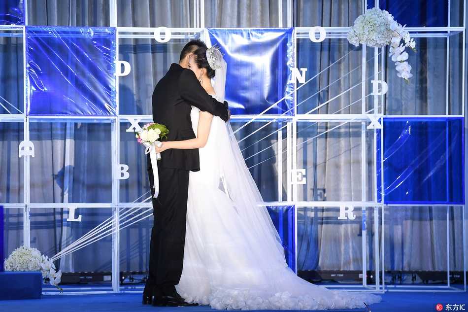 赵大鹏桐庐大婚,广厦众将齐聚送篮球祝福 赵大鹏与新娘紧紧牵着手,面对镜头许下执子之手与子偕老的庄重诺言