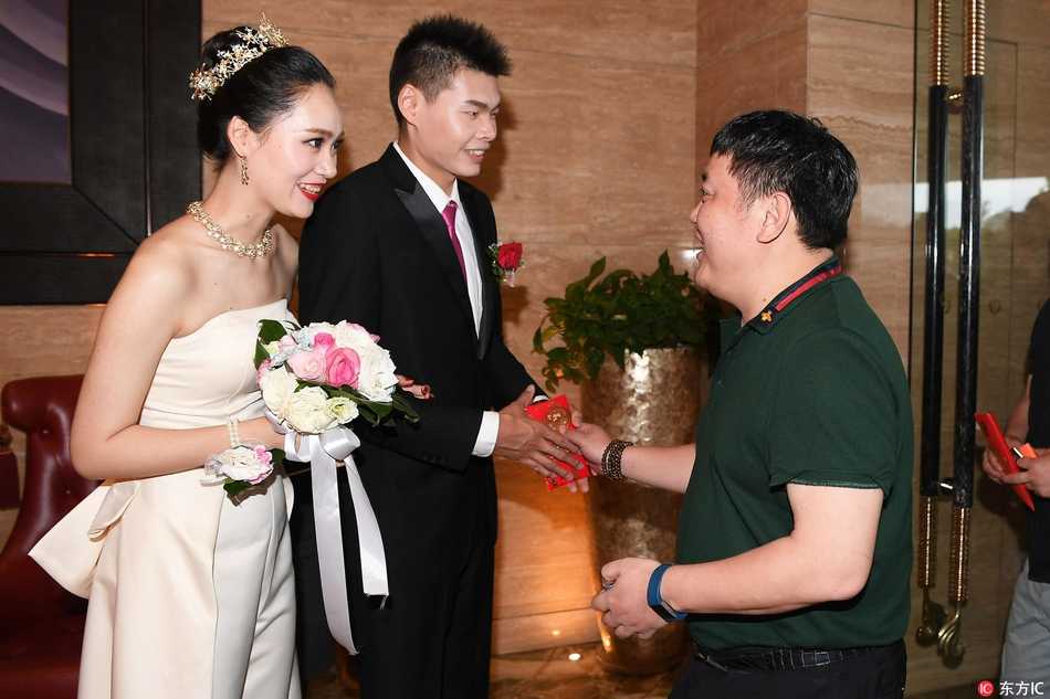 赵大鹏桐庐大婚,广厦众将齐聚送篮球祝福 助教王博微笑着将广厦队球衣赠予赵大鹏,球衣象征着球队永远是他坚强的后盾