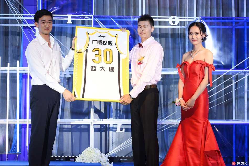 赵大鹏桐庐大婚,广厦众将齐聚送篮球祝福 主帅李春江到场见证弟子大喜,与广厦老板楼明一同举杯向新人送上诚挚祝福